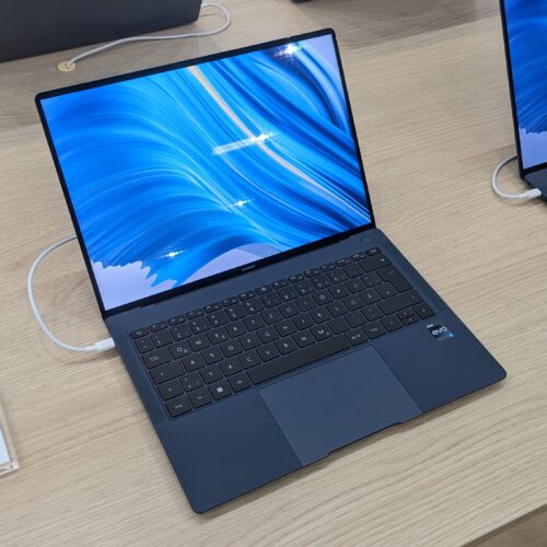 ULTIMATE DESIGN 2025 HUAWEI MateBook Fold HarmonyOS 5 CPU Kirin X90 18-inch PaperMatte Touchscreen Laptop OLED 1440Hz photo review